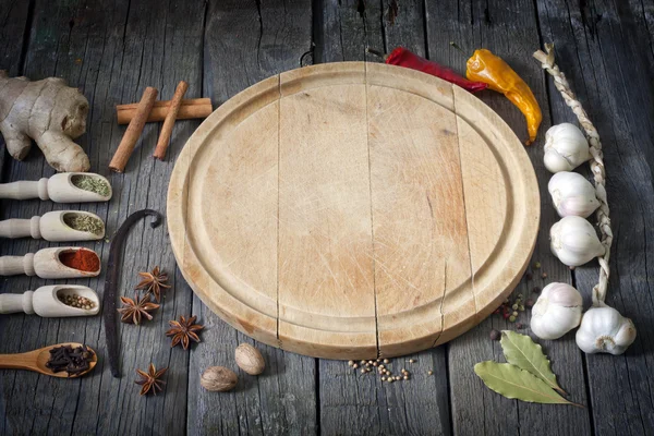 Especias exóticas y tablero de corte vacío fondo de alimentos —  Fotos de Stock