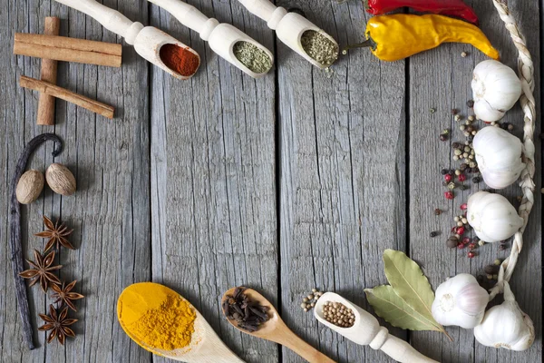 Especias exóticas y tablero de corte vacío fondo de alimentos — Foto de Stock