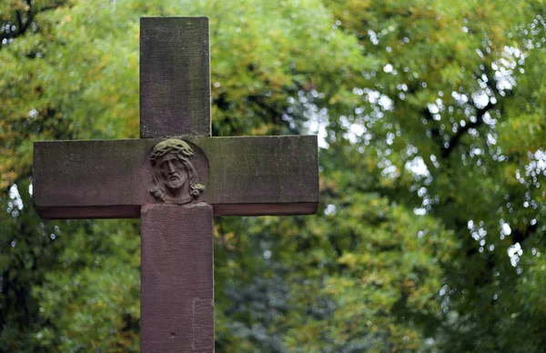 Kruis op begraafplaats vintage achtergrond — Stockfoto