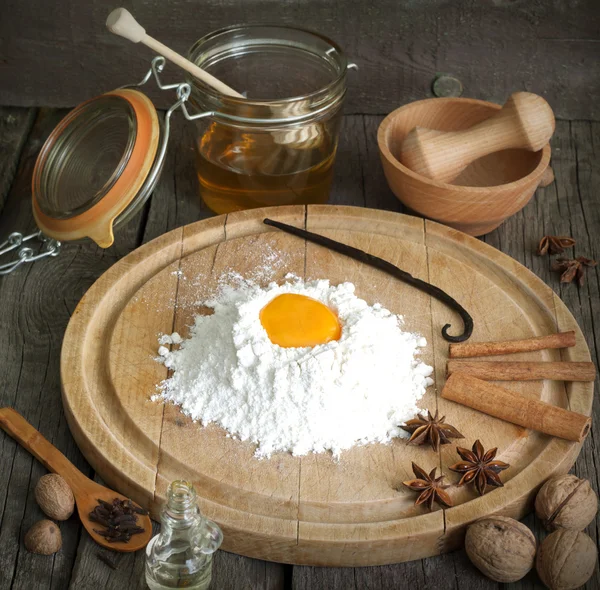 Bakken en componenten met exotische aromatische kruiden — Stockfoto