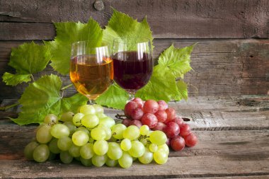 kadeh şarap ve üzüm eski ahşap kurullarında