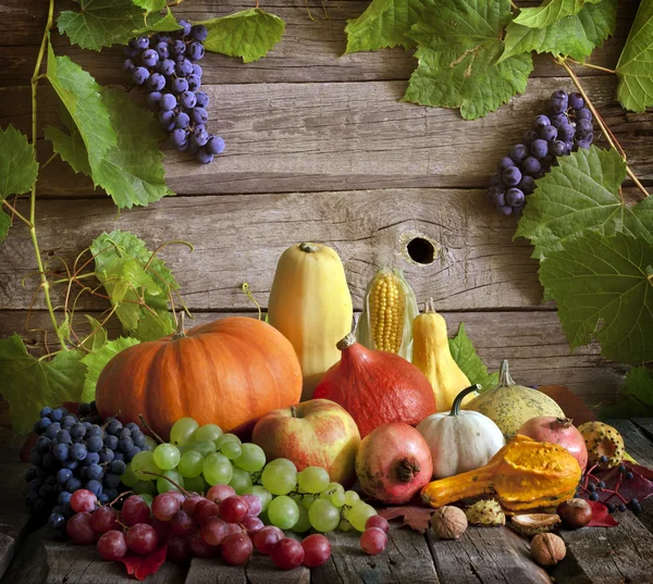 Frutas y verduras con calabazas en otoño bodegón —  Fotos de Stock