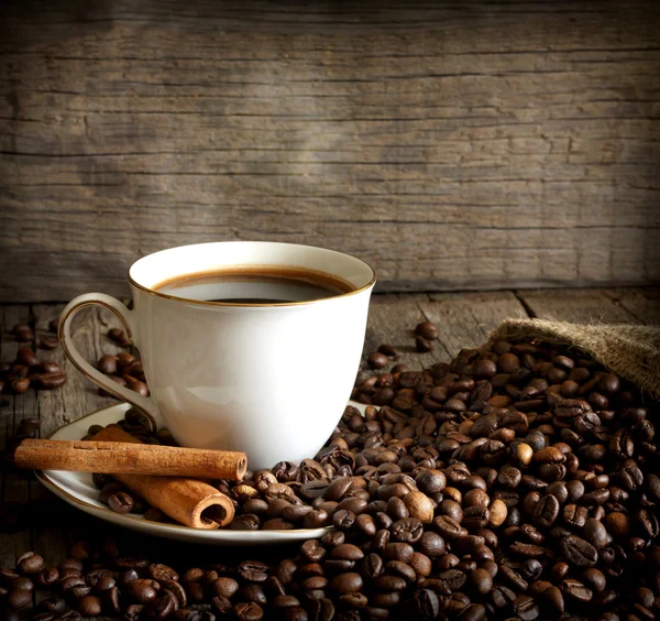 Taza de café con frijoles y canela vintage bodegón —  Fotos de Stock