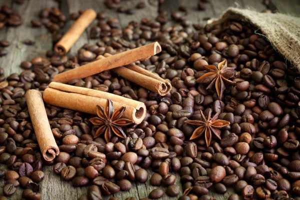 Chicchi di caffè cannella e anice vintage still life — Foto Stock