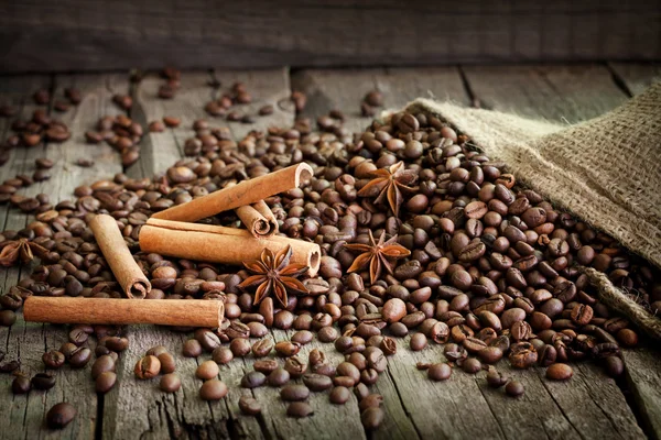 Kávová zrna skořice a anýzu vintage stále život — Stock fotografie