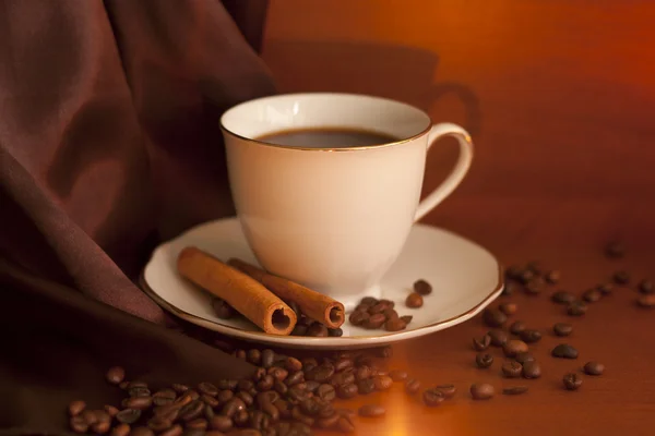 Xícara de café com canela e feijão — Fotografia de Stock