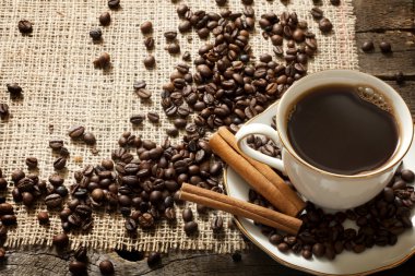 kahve çekirdekleri ve tarçın antika arka plan