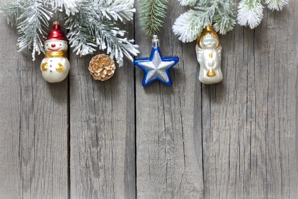 Árbol de Navidad adornos fondo en tableros de madera vintage —  Fotos de Stock