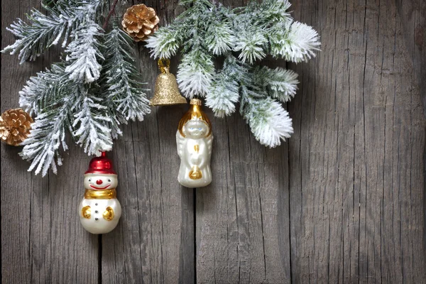 圣诞树上的小玩意背景复古木制板上 — 图库照片