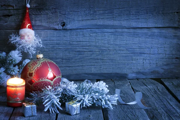 Kerstmis vintage achtergrond met kaars en bauble in nacht — Stockfoto