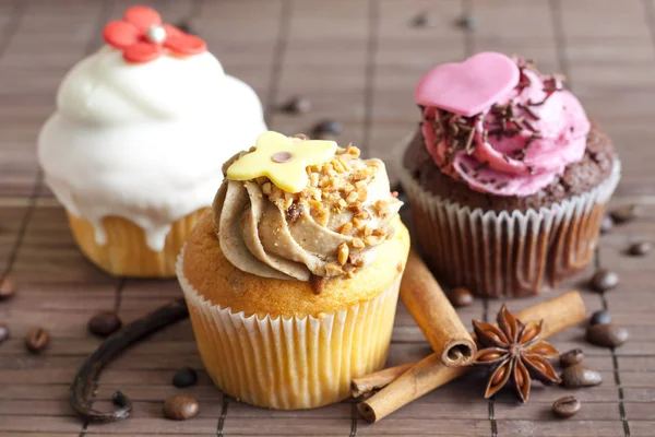 Muffin di lusso con cannella e anice still life — Foto Stock