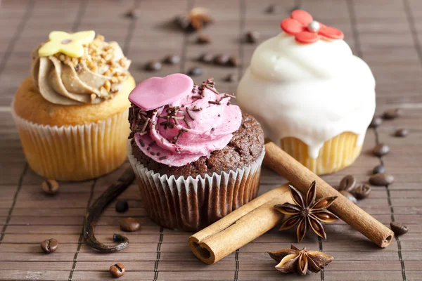 Luxe muffins met kaneel en anijs stilleven — Stockfoto