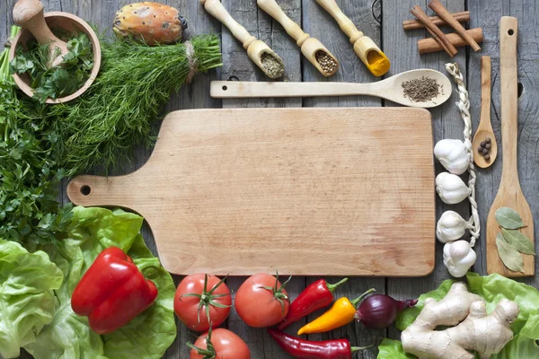 Vegetables and spices vintage border and empty cutting board — Stock Photo, Image