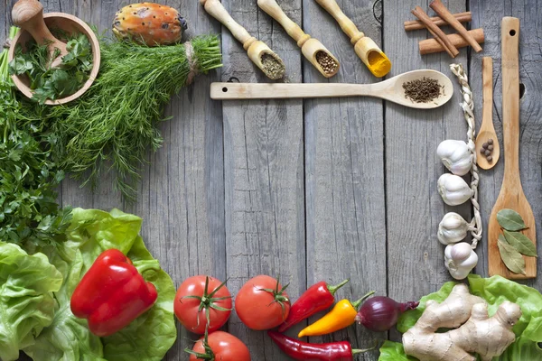 Frontera vintage de verduras y especias y tabla de cortar vacía — Foto de Stock