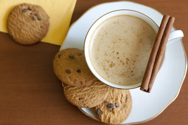 Cappuccino com biscoitos de chocolate na mesa de madeira — Fotografia de Stock