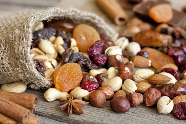 Blandning av nötter och torkad frukt — Stockfoto