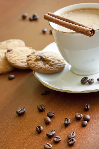 나무 테이블에 초콜릿 쿠키와 카푸치노 — 스톡 사진