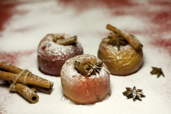 Comida de Natal maçãs assadas com canela e anis close-up — Fotografia de Stock