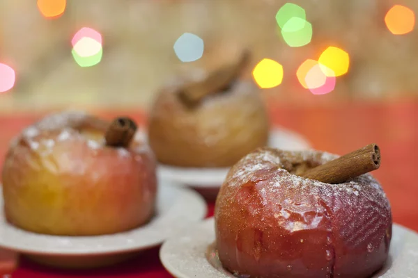 Comida de Natal maçãs assadas closeup e fundo borrado — Fotografia de Stock