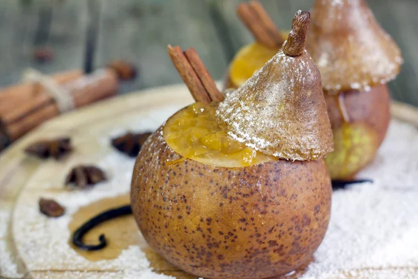 Vánoční jídlo pečená jablka s detailním skořice a anýzu — Stock fotografie