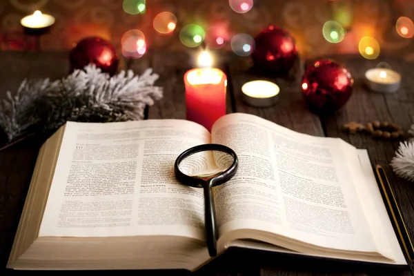 Navidad y Biblia con velas borrosas fondo de luz —  Fotos de Stock