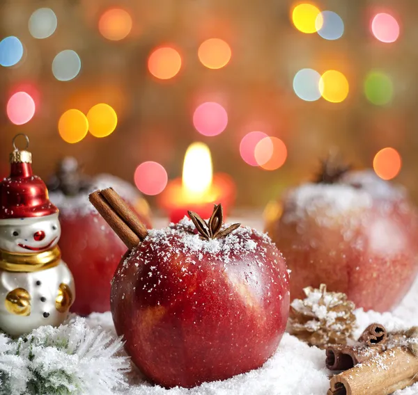 Maçãs de comida de Natal na neve closeup e fundo borrado — Fotografia de Stock