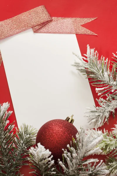 Kağıt ve kırmızı zemin üzerine baubles yılbaşı levha