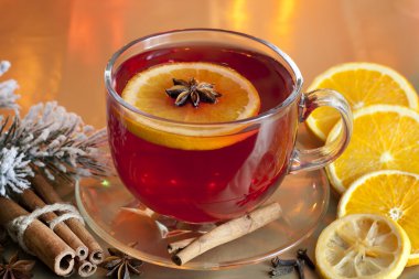 Noel içki punch ve renkli arka plan üzerinde baharat