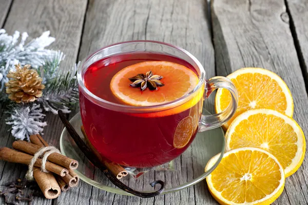 Bebida de Navidad ponche y especias en tablas de madera —  Fotos de Stock