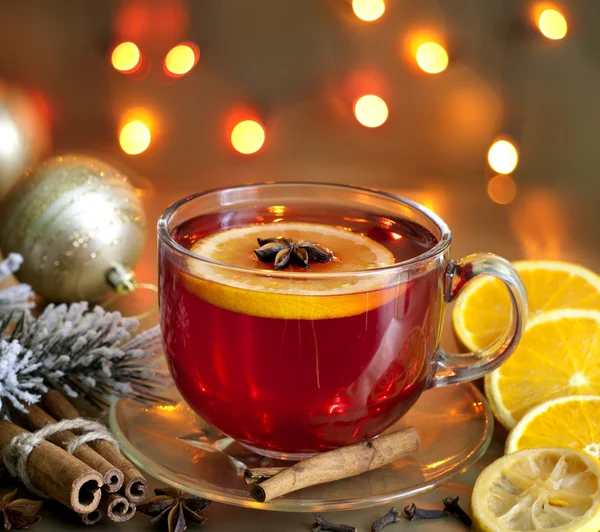 Christmas drink punch and spices on colorful background — Stock Photo, Image