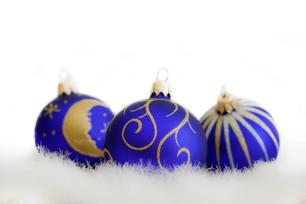 Natal azul bugigangas no fundo branco closeup — Fotografia de Stock