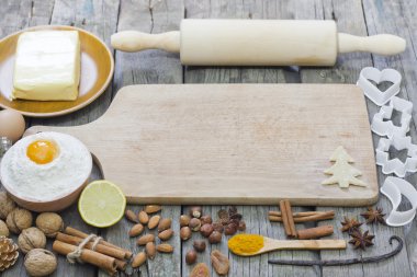 boş kesme tahtası ve baharat arka plan ile kurabiye