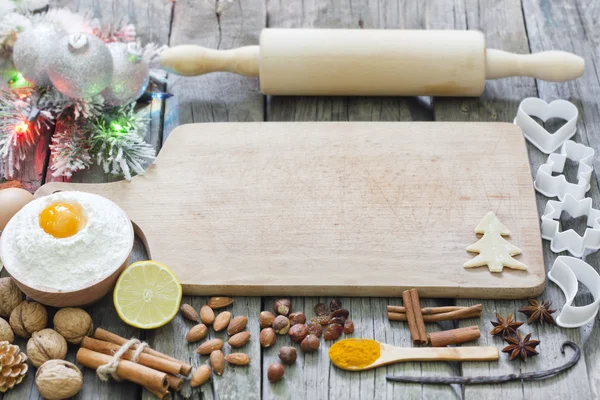 Galletas de Navidad para hornear con adornos y especias de fondo — Foto de Stock