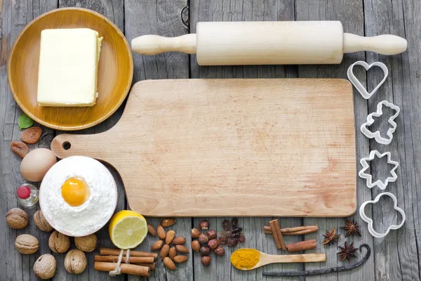 Baking cookies with empty cutting board and spices background — Stock Photo, Image