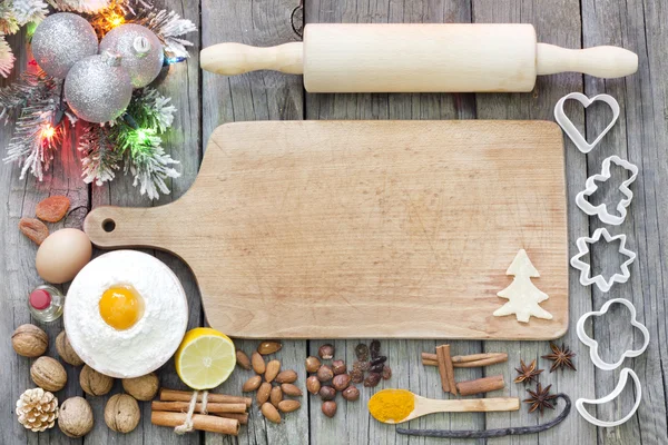 Karácsonyi baubles és fűszerek háttér cookie-k sütés — Stock Fotó