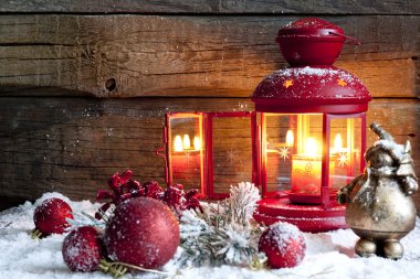 Noel baubles ve fener gece vintage arka planda