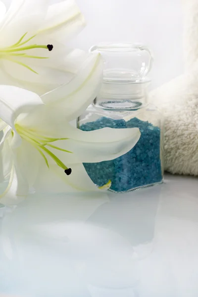Baño azul sal y lirio con toalla sobre fondo blanco — Foto de Stock