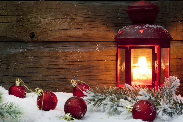 Weihnachtslaterne mit Kugeln auf Schnee Vintage Hintergrund — Stockfoto