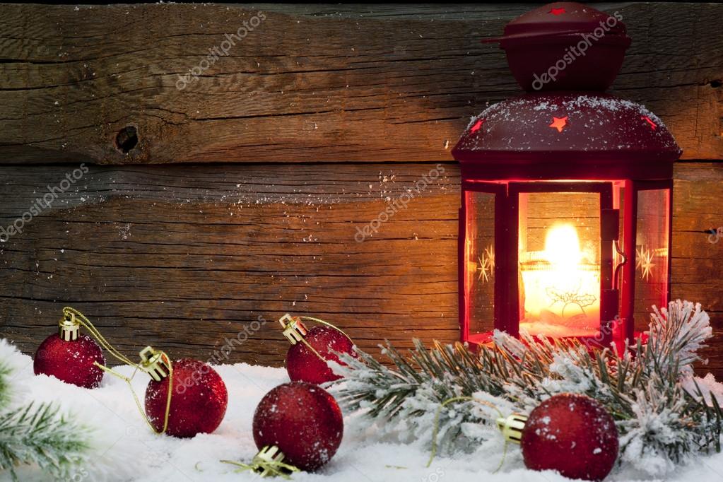 Kerst lantaarn met kerstballen op sneeuw vintage achtergrond