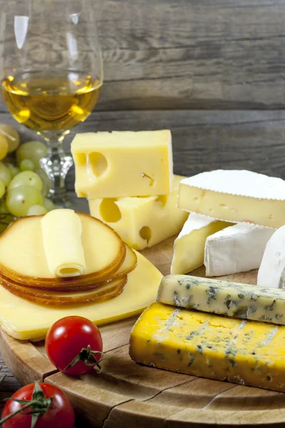 Käse und Wein verschiedene Sortimente Jahrgangsstilleben — Stockfoto