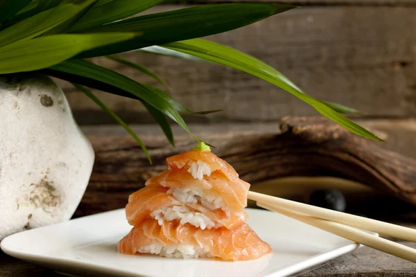 Sushi nigiri saumon gros comme des pierres zen — Photo