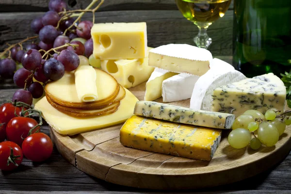 チーズ ワインとブドウ様々 な品揃えビンテージ静物 — ストック写真