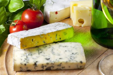 Peynirli kesme tahtası closeup fesleğen ile