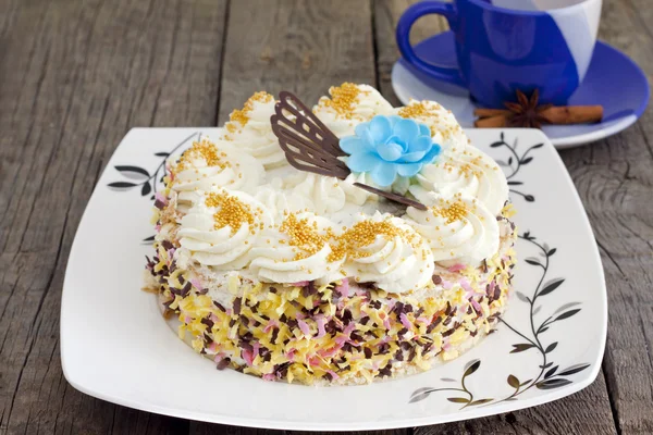 Cake en kopje koffie op vintage houten planken — Stockfoto