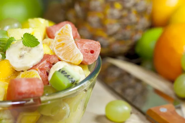 Čerstvé ovoce salát v misce v kuchyni closeup — Stock fotografie