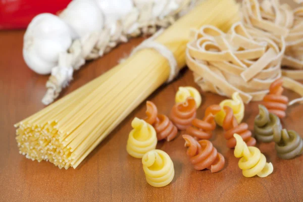 Pasta spaghetti olika sortiment på bord — Stockfoto