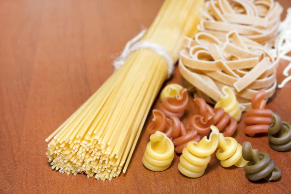 Pasta spaghetti assortimento vari in tavola — Foto Stock
