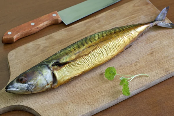 Rökt makrill på bordet — Stockfoto