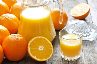 portakal suyu sıkacağı ve ahşap kurullarında sürahi