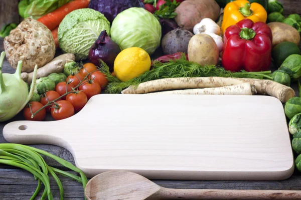 Légumes et épices bordure vintage et planche à découper vide — Photo